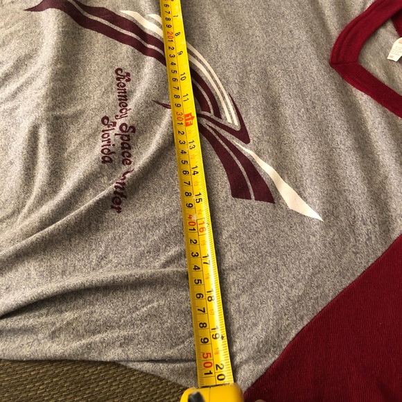 Vintage 80s V-neck "Kennedy Space Center" Tee - Picture 3 of 4